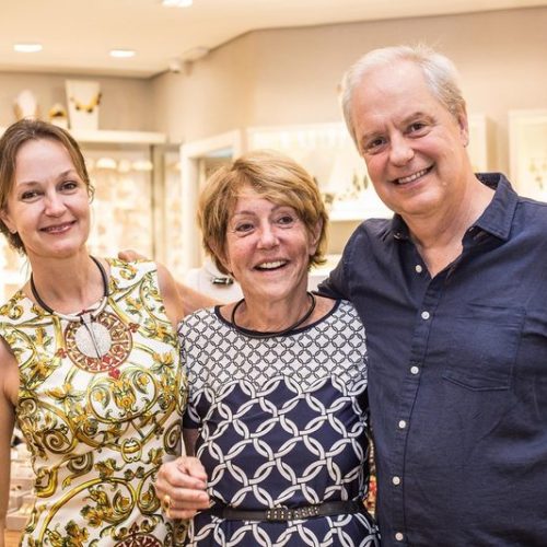 Wiltrud Schmalz entre seus filhos Barbara e Martin Schmalz