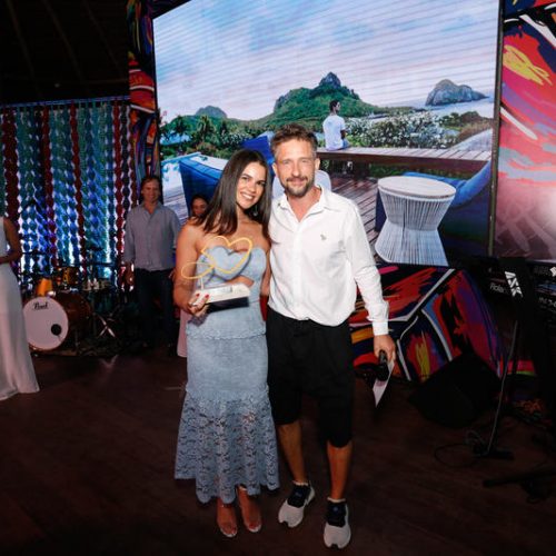 Representando Sidney Quintela, Lais Barreto recebeu o prêmio nas mãos de Marko Brajovic 