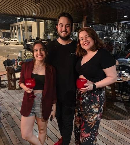 Peu Mesquita entre as amigas Fernanda Sestelo e Tatiana Castro