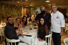 Chef-Gian-Angelino-cumprimenta-convidados-2_Easy-Resize.com_