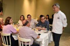 Chef-Gian-Angelino-cumprimenta-convidados_Easy-Resize.com_