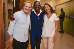 Executivos-da-Jive-Pedro-Ferronato-e-Juliana-Arruda-com-Tatu_Easy-Resize.com_