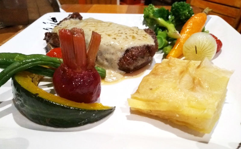 Filé com molho acompanhado de batata gratinada e legumes assados no azeite extra virgem e alecrim