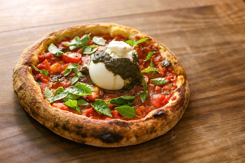 O atributo alt desta imagem está vazio. O nome do arquivo é Pasta-em-Casa__Forneria-Pizzetta-de-Burrata-3-FOTO-Raul-Spinassé_Easy-Resize.com_.jpg