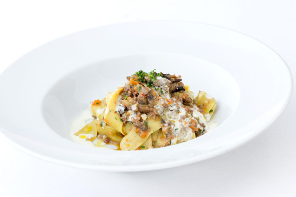 Tagliatelle al ragu di vitelo, crema di parmigiano e funghi 