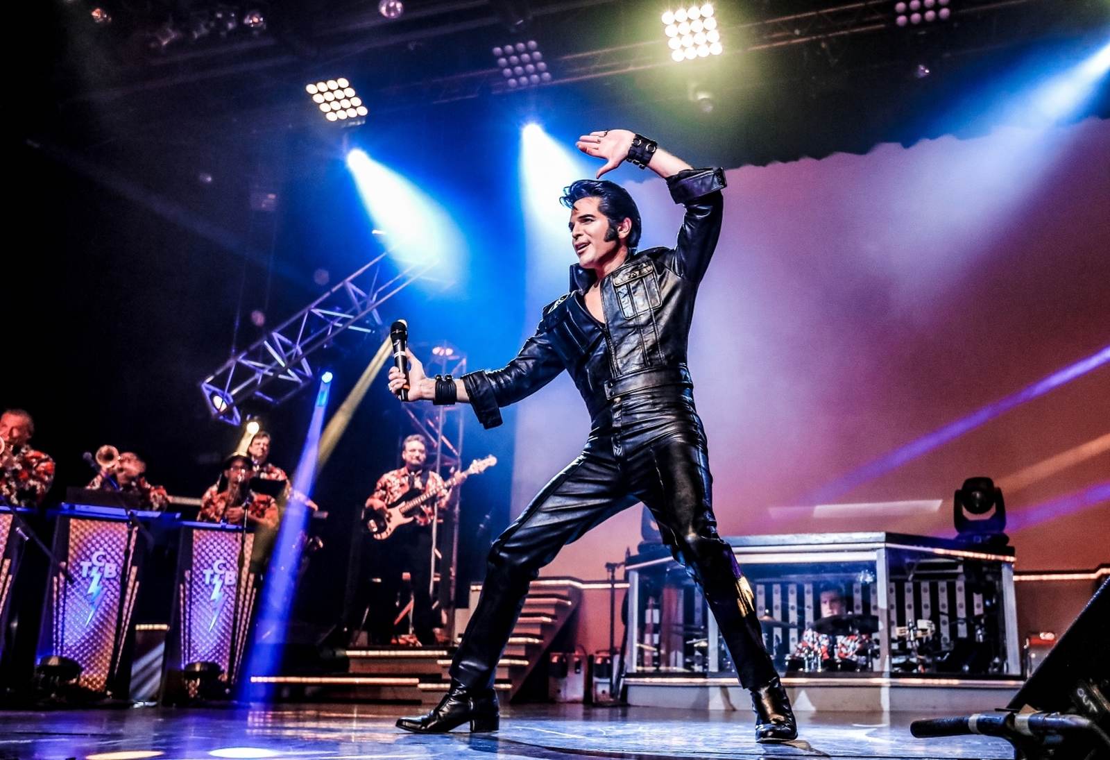 Dean Z encarna o rei do rock Elvis Presley