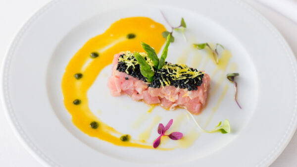 Tartare de atum ao molho cítrico com ovas de mujol - foto | Gustavo Steffens