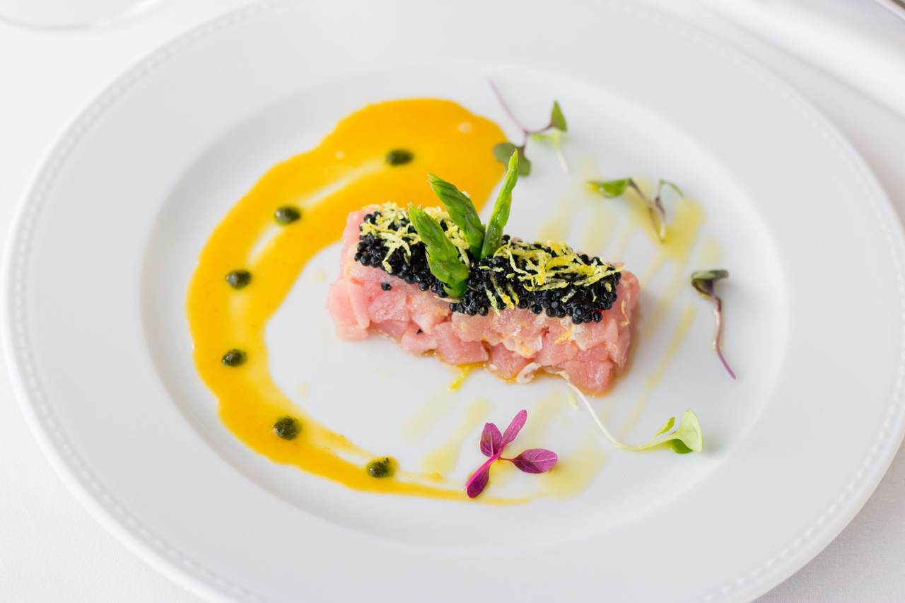 Tartare de atum ao molho cítrico com ovas de mujol - foto | Gustavo Steffens