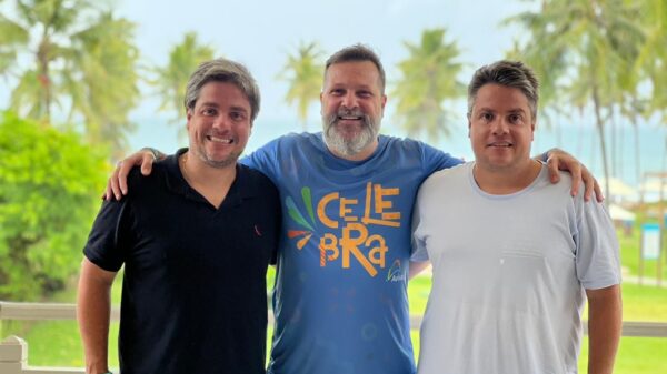 Gustavo Minatel (gerente de marketing da Aviva) entre Ricardo e Rafael Cal