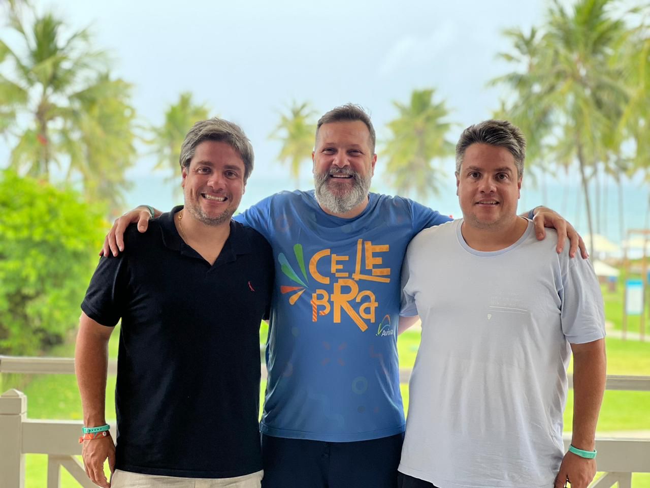 Gustavo Minatel (gerente de marketing da Aviva) entre Ricardo e Rafael Cal