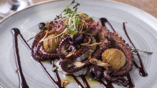 Polvo Grelhado à Lagareiro com Arroz de Alho