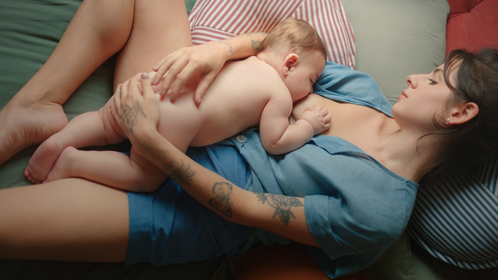 Mãe amamentando o bebê