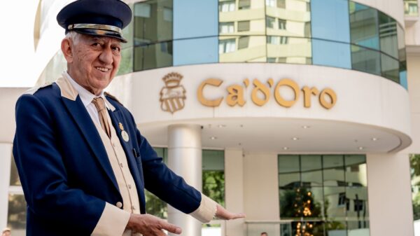 Sr. Mário Spolaor, Capitão Porteiro do hotel, trabalha no Ca'd'Oro desde 1979