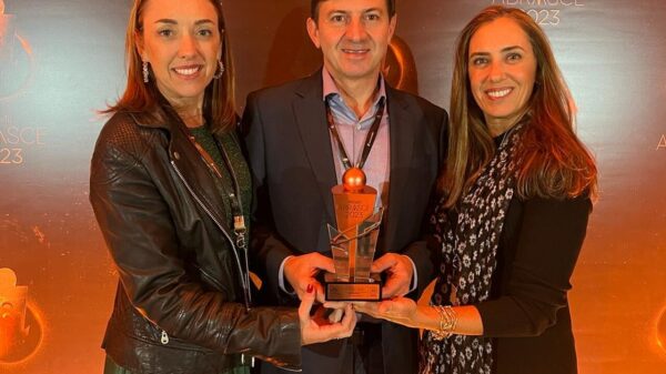 Luzia Novis, gerente comercial da Enashopp, André Podhorodeski, superintendente do Shopping Barra; e Mirela Cubilhas, diretora da Enashopp