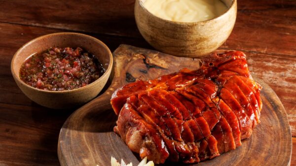 Prato: Fumeiro de porco "duroc" com purê de aipim e vinagrete de pimenta de cheiro | Restaurante Manga | Chef Dante Bassi