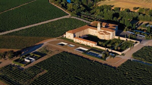 Abadía Retuerta, na Espanha, é um dos vinhedos que Grand Cru comercializa
