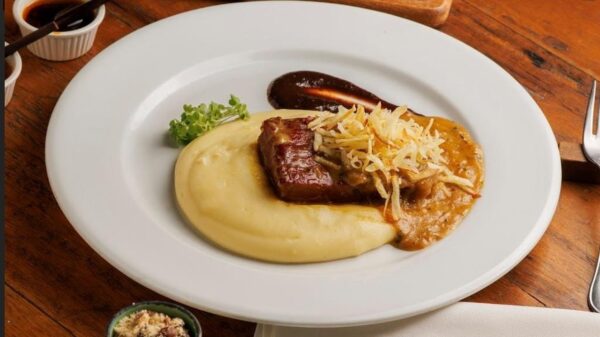 Fumeiro com purê de aimpim e crispy de mandioca com geleia de umbu do Casa de Tereza - Foto | Leonardo Freire