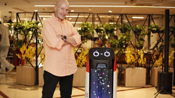 André Faro com PepeBot - Foto | Leo Trindade