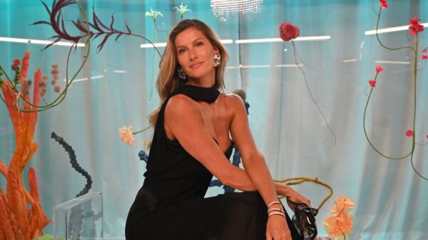 Gisele Bündchen estrela campanha surrealista de verão 24 da Arezzo Créditos Ale Virgílio e Nicolas Callegari