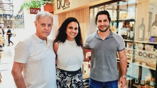 Jornalista Giácomo Mancini, a Gerente de Marketing do RedeMix e do Vitória Boulevard Aline Maria e o sócio do Espaço DOC Gustavo Lessa - Foto | Estudio 071