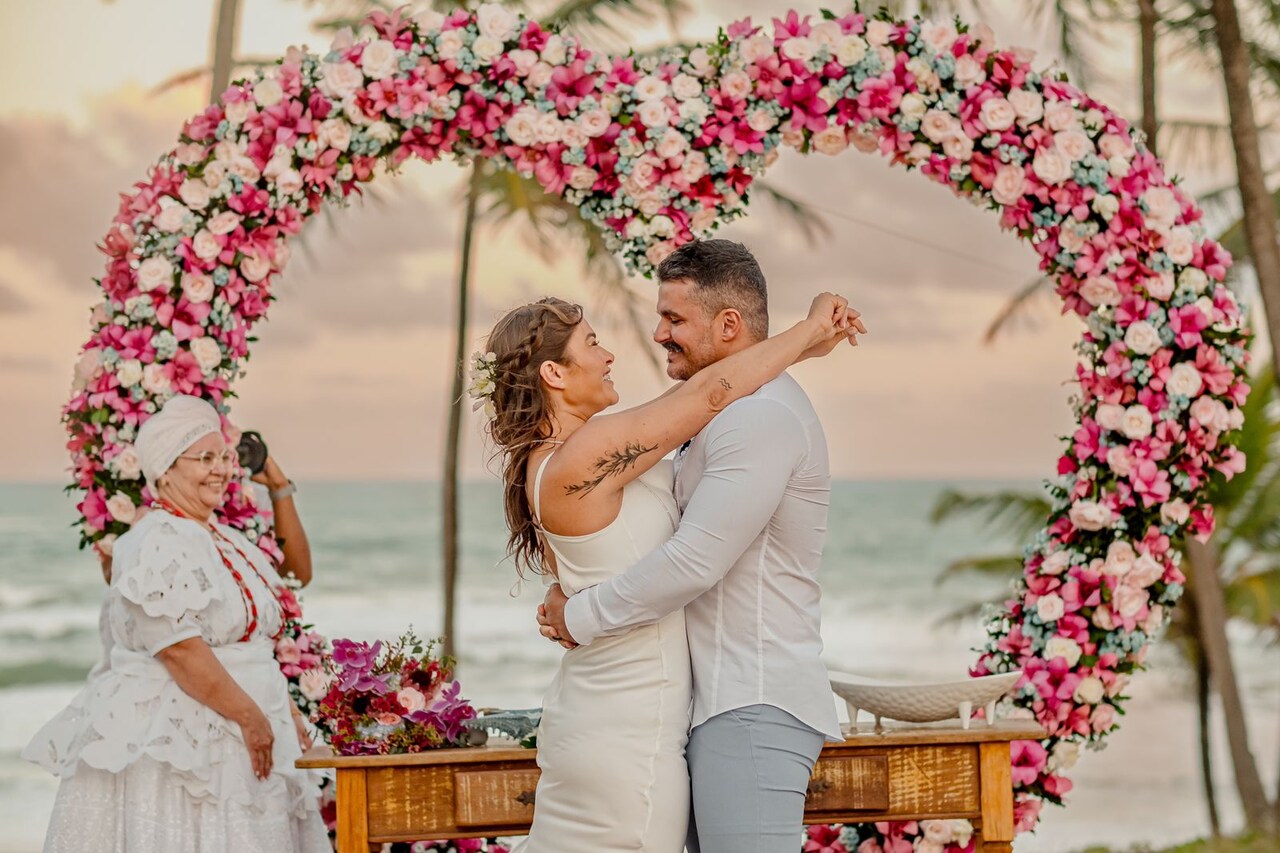 Casal renovando os votos em uma linda cerimônia - Foto | Silas Coelho