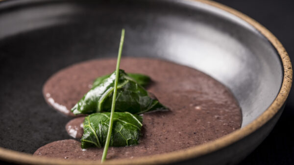 Pepo & Amici_ravioli de couve com linguiça Blumenau, bacalhau e caldo de feijão preto - Foto | Ricardo Dangelo