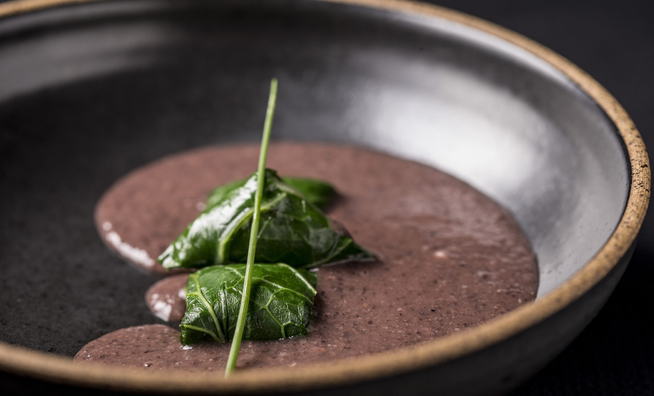 Pepo & Amici_ravioli de couve com linguiça Blumenau, bacalhau e caldo de feijão preto - Foto | Ricardo Dangelo