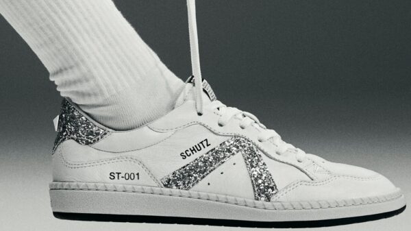 Schutz aposta na tendência dos sneakers - Divulgação