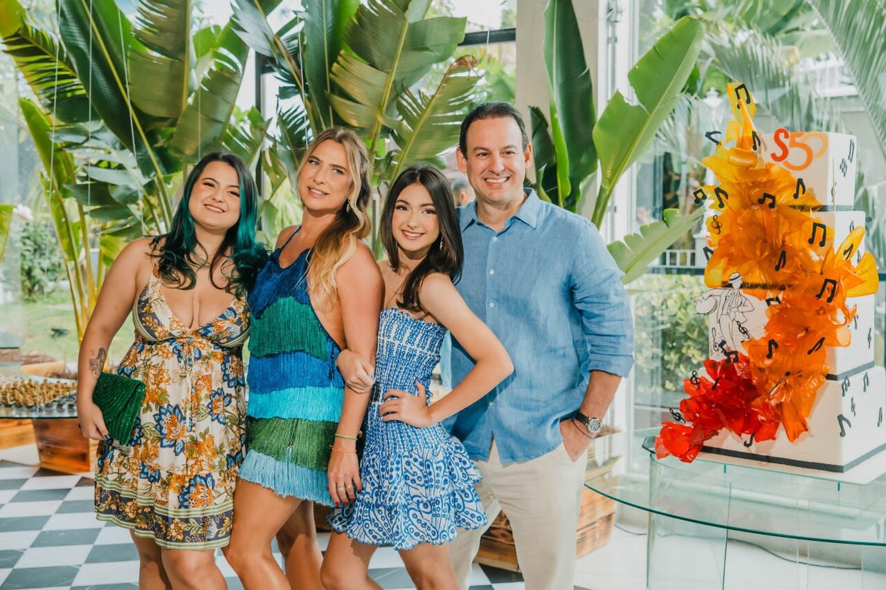 Sebastian Mello com a esposa Luisa Miguez e as filhas Bruna e Marina