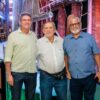 Jorge Vita, diretor de Eventos e Vela do Saveiro Clube da Bahia, o navegador Aleixo Belov, e o Comodoro do Saveiro Clube da Bahia, Fernando Neves - Foto | Will Recarey