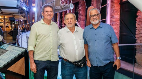 Jorge Vita, diretor de Eventos e Vela do Saveiro Clube da Bahia, o navegador Aleixo Belov, e o Comodoro do Saveiro Clube da Bahia, Fernando Neves - Foto | Will Recarey