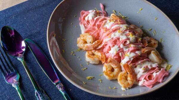 Tagliatelle Rosa de Hibisco ao Molho Alfredo com Camarões Salteados - Foto | Divulgação