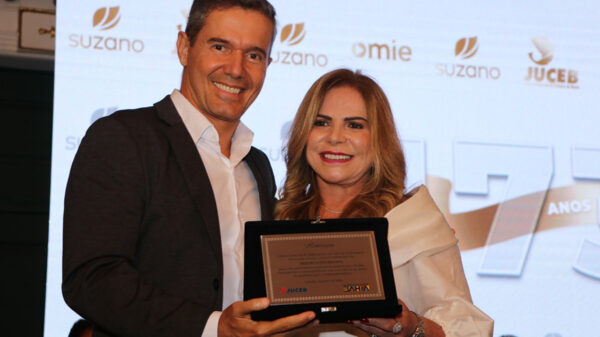 Diretor Comercial João Claudio Andrade recebe placa da presidente da Juceb, Marise Chastinet - Foto| Mário Marques/Ascom SDE