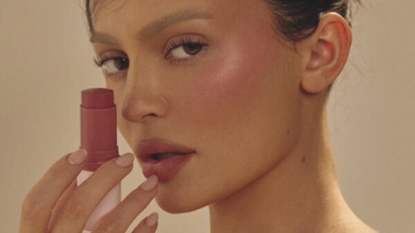 Kylie Cosmetics Blush Stick Multifuncional - Divulgação