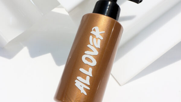 Contém1g lança iluminador corporal All Over - Divulgação
