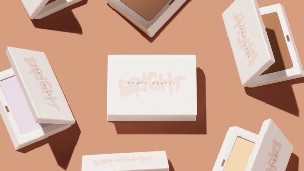 Fenty Beauty Bright Fix Pó Iluminador + Blurring Powder - Divulgação