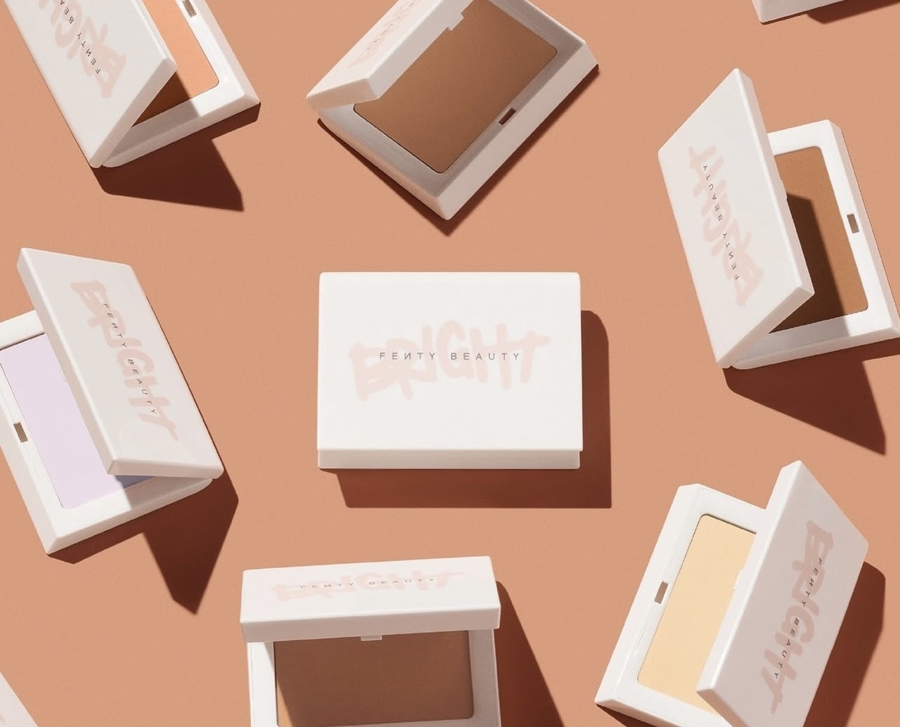 Fenty Beauty Bright Fix Pó Iluminador + Blurring Powder - Divulgação
