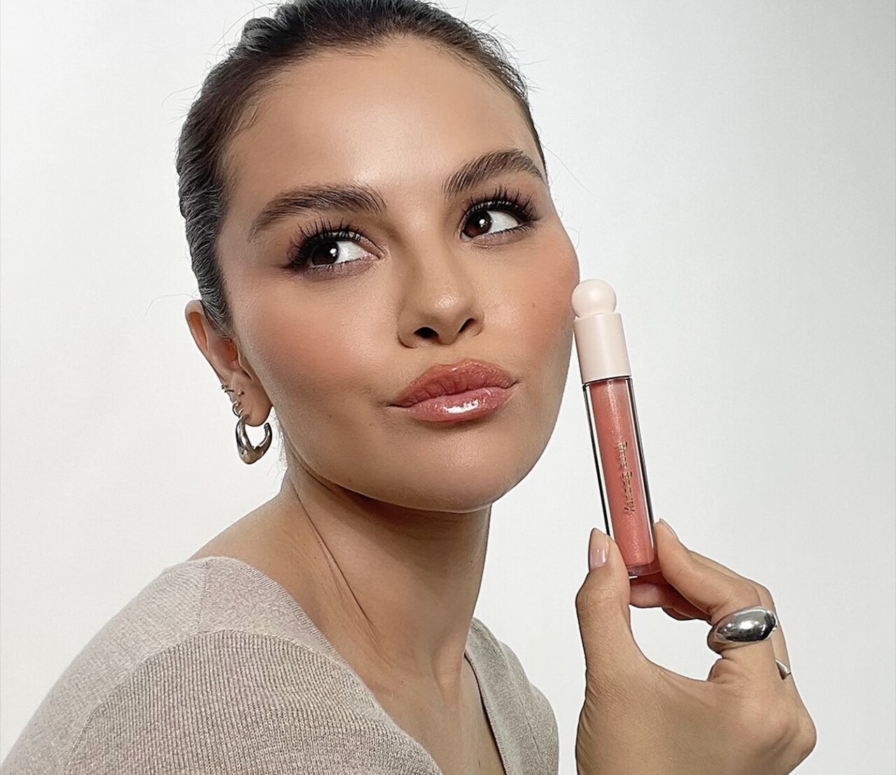 Rare Beauty Positive Light Luminizing Lip Gloss - Fotos: Divulgação
