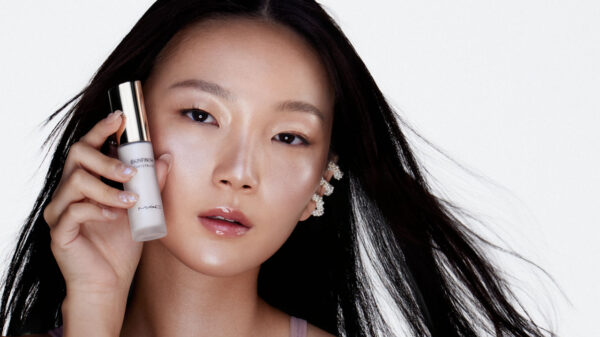 M·A·C Skinfinish Lightstruck Liquid Highlighter - Divulgação