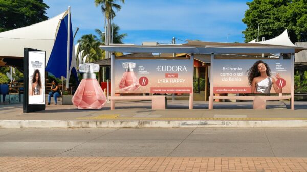 Eudora cria primeiro Out of Home perfumado do Brasil para lançar Lyra Happy - Divulgação