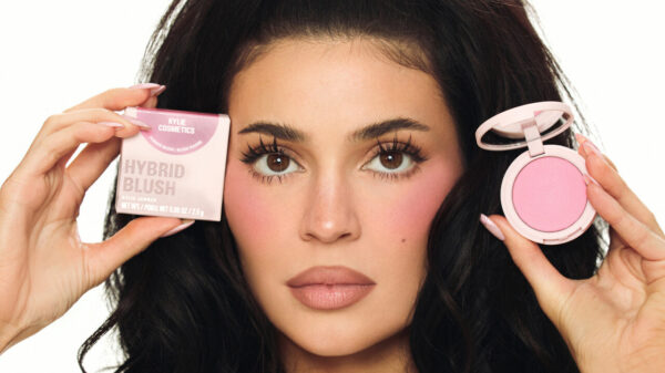 Kylie Cosmetics aposta em maquiagem híbrida e brilho natural em novos lançamentos - Divulgação