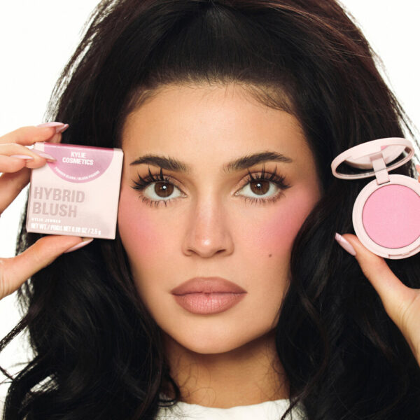 Kylie Cosmetics aposta em maquiagem híbrida e brilho natural em novos lançamentos - Divulgação