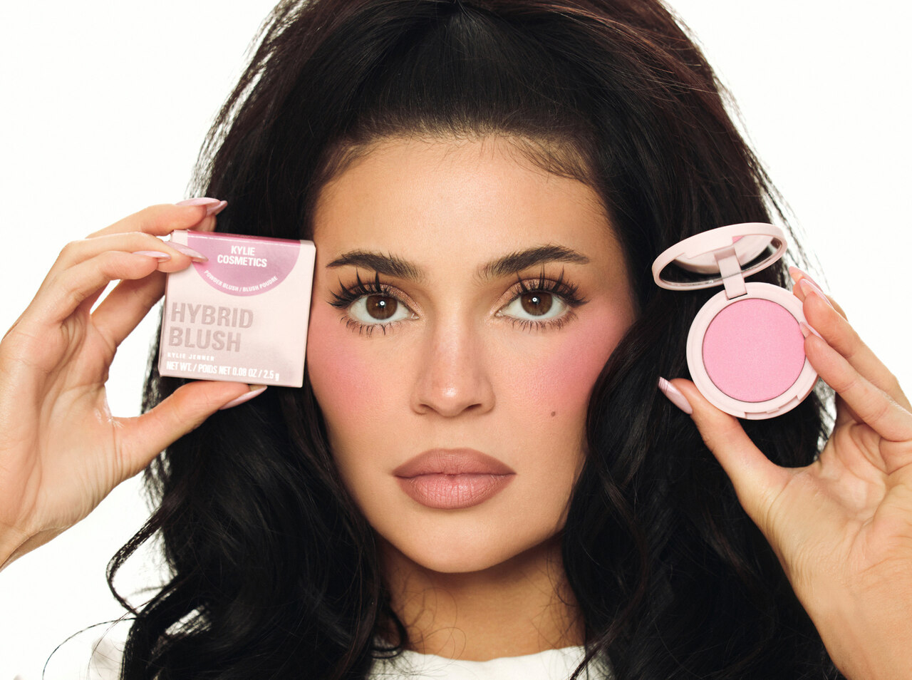 Kylie Cosmetics aposta em maquiagem híbrida e brilho natural em novos lançamentos - Divulgação