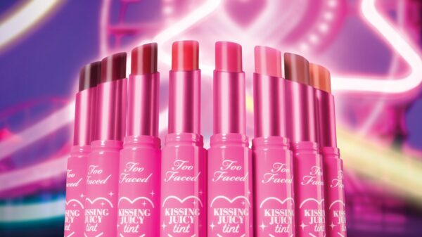 Juicy Lips Kissing Juicy Tint Too Faced - Divulgação