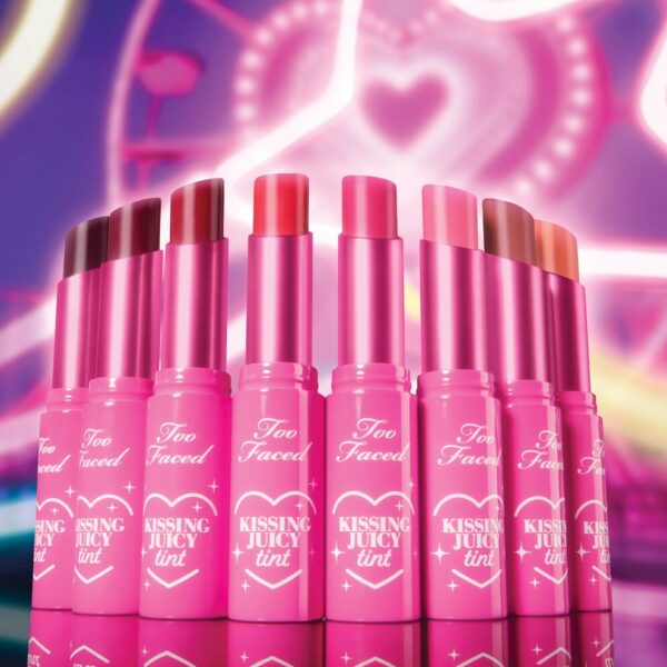 Juicy Lips Kissing Juicy Tint Too Faced - Divulgação
