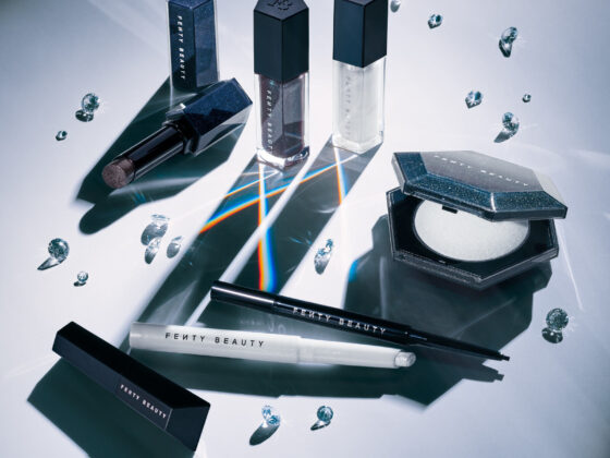 Brilho platinado e lábios holográficos marcam nova coleção da Fenty Beauty - Divulgação