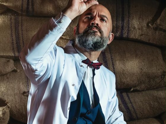 Pedro Araújo, mestre chocolateiro da Vinte Vinte, palestrante do Salon du Chocolat Brasil em Salvador