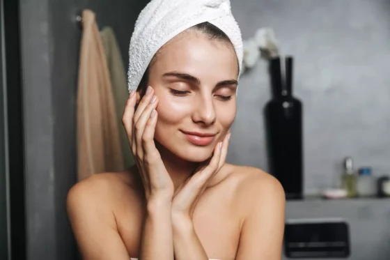 Mulher cuidando da skincare no banheiro