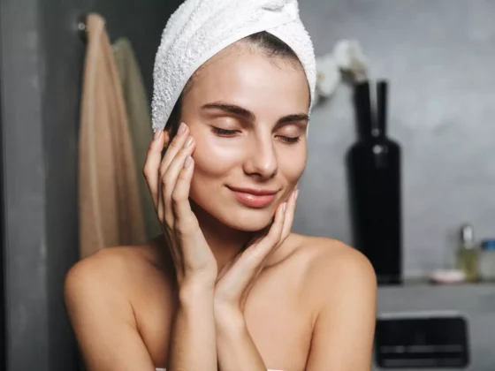 Mulher cuidando da skincare no banheiro